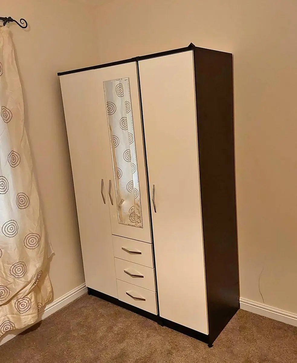 Elegant 3 door wardrobe with 1 mirror and 3 drawers 1 Elegant 3 door wardrobe with 1 mirror and 3 drawers