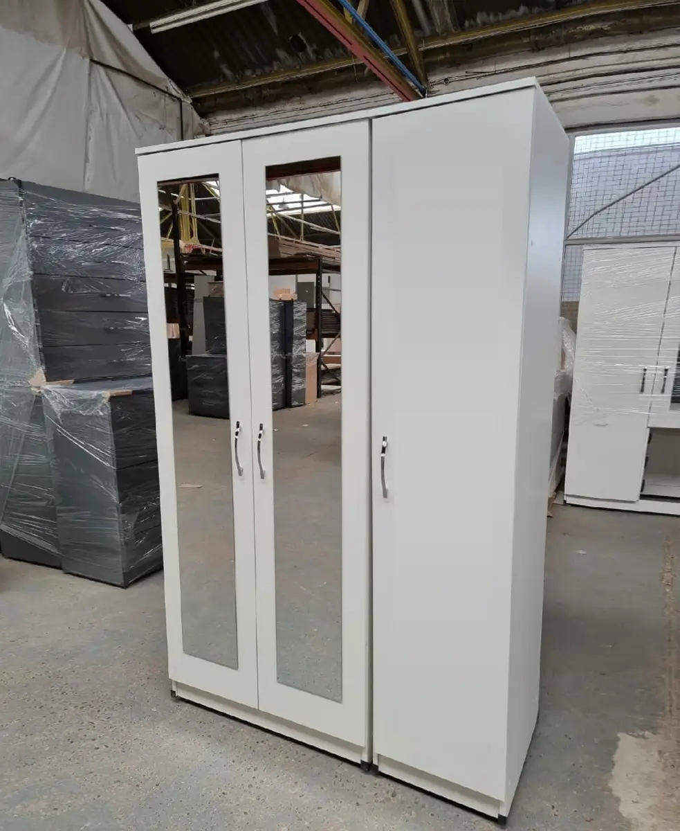 3 Door Mirrored Wardrobes 2 Elegant 3 door wardrobe with 2 mirrors
